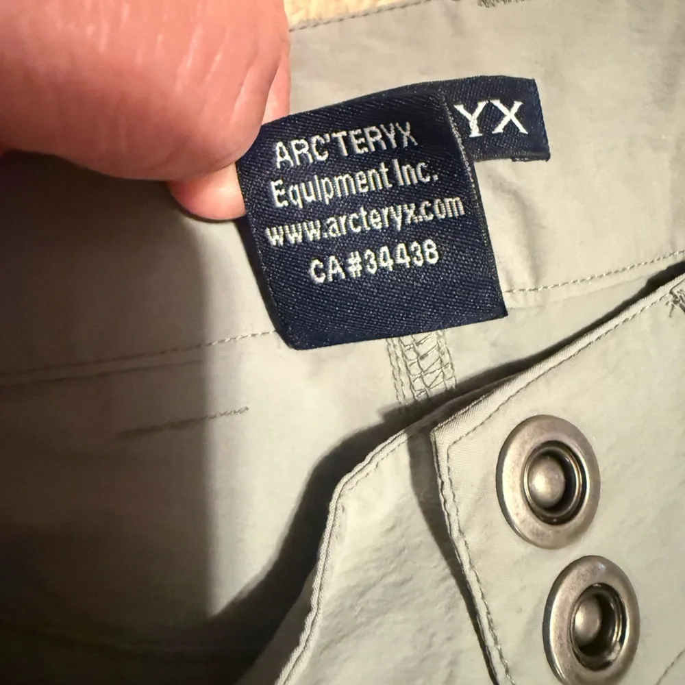 EUC Arc’teryx Light Women's Cargo Shorts - size 6 - Picture 7 of 10